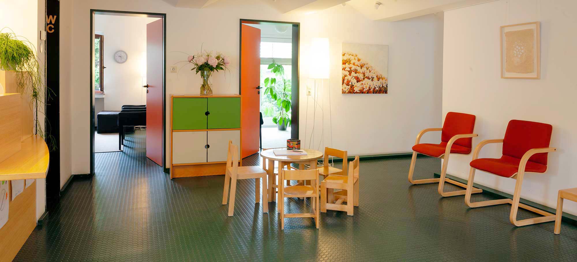 Eingangsbereich der Praxis für Kinder- und Jugendlichenpsychotherapie Dr. Andrea Richter in Weilerswist
